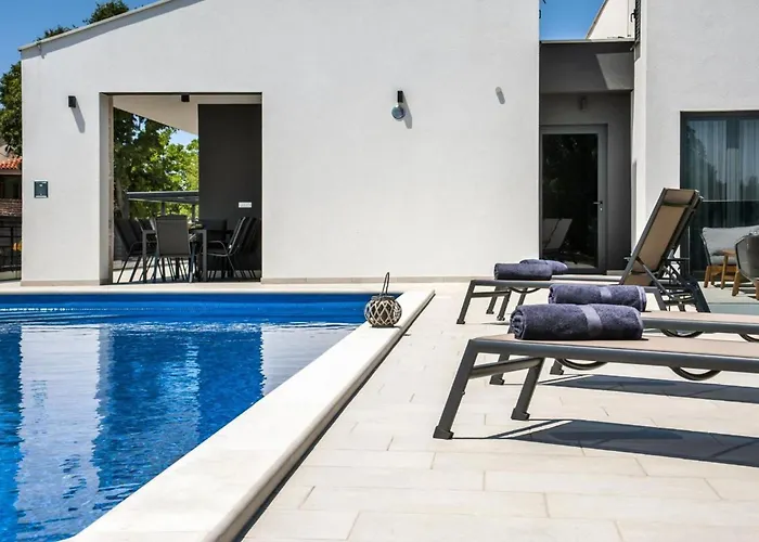 Villa With Private Pool Near *