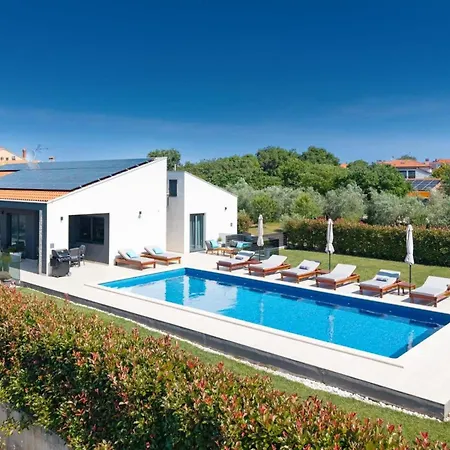 Βίλα With Private Pool Near *