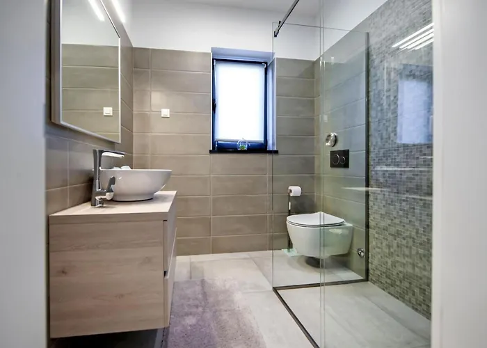 Βίλα With Private Pool Near Ρόβινι