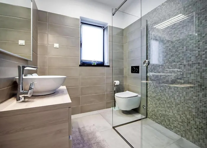 Βίλα With Private Pool Near *